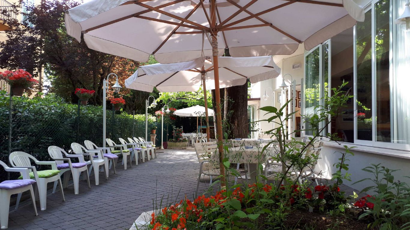 Hotel-Capri-Rimini-Marina-Centro-jardin-1